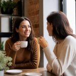 A côté : signification, usage et exemples en français